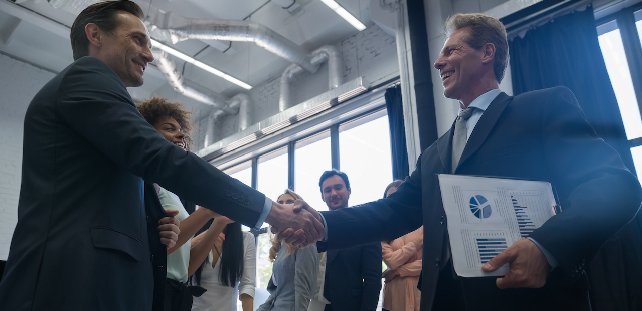 business-handshake-with-businesspeople-on-D2PZTEG